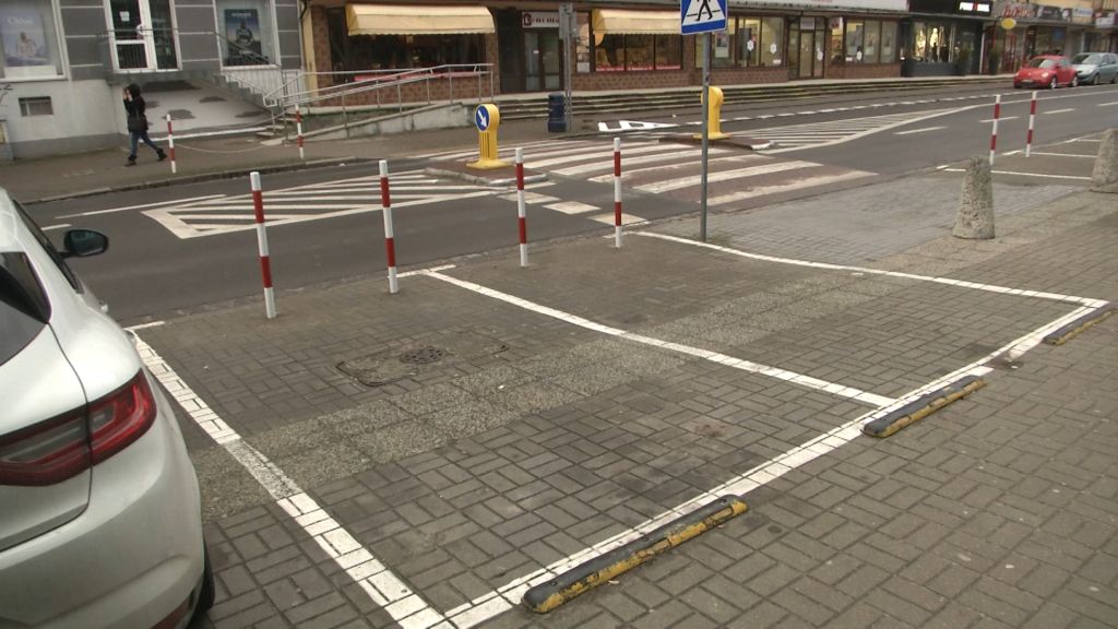 O 3 miejsca parkingowe mniej