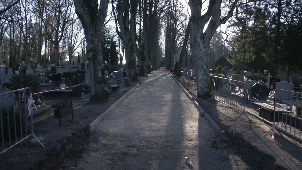 Trwa remont alejek na cmentarzu komunalnym